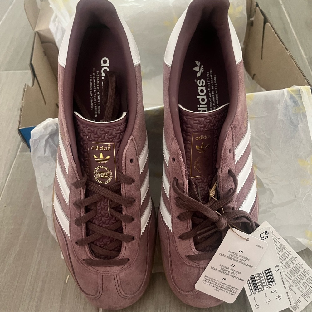 NWT Women’s 8.5 Adidas Gazelle in Shadow Fig Gum